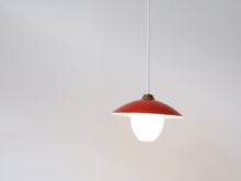 画像をギャラリービューアに読み込む, デンマークデザイン 赤いシェードとガラスのボトムスのペンダントランプ 吊り下げ照明ヴィンテージ Danish design Pendant lamp with Red shade ドロップライト北欧 点灯イメージ