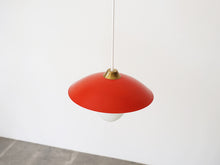 画像をギャラリービューアに読み込む, デンマークデザイン 赤いシェードとガラスのボトムスのペンダントランプ 吊り下げ照明ヴィンテージ Danish design Pendant lamp with Red shade ドロップライト北欧 丸いレトロな金属のシェード