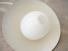 画像をギャラリービューアに読み込む, デンマークデザイン 赤いシェードとガラスのボトムスのペンダントランプ 吊り下げ照明ヴィンテージ Danish design Pendant lamp with Red shade ドロップライト北欧 ガラスの丸いボトムス