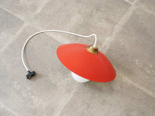 画像をギャラリービューアに読み込む, デンマークデザイン 赤いシェードとガラスのボトムスのペンダントランプ 吊り下げ照明ヴィンテージ Danish design Pendant lamp with Red shade ドロップライト北欧 全体 引掛シーリング