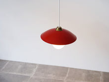 画像をギャラリービューアに読み込む, デンマークデザイン 赤いシェードとガラスのボトムスのペンダントランプ 吊り下げ照明ヴィンテージ Danish design Pendant lamp with Red shade ドロップライト北欧 点灯イメージ