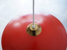 画像をギャラリービューアに読み込む, デンマークデザイン 赤いシェードとガラスのボトムスのペンダントランプ 吊り下げ照明ヴィンテージ Danish design Pendant lamp with Red shade ドロップライト北欧 吊り具は真鍮製