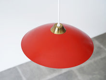 画像をギャラリービューアに読み込む, デンマークデザイン 赤いシェードとガラスのボトムスのペンダントランプ 吊り下げ照明ヴィンテージ Danish design Pendant lamp with Red shade ドロップライト北欧 赤い金属の丸いシェード