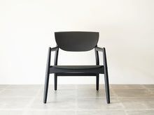 画像をギャラリービューアに読み込む, Form & Refine フォーム&リファイン アームチェア 黒 北欧デザイン ラウンジチェア 黒い椅子の正面