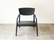 画像をギャラリービューアに読み込む, Form & Refine フォーム&リファイン アームチェア 黒 北欧デザイン ラウンジチェア 黒い椅子の正面やや上から