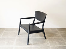 画像をギャラリービューアに読み込む, Form & Refine フォーム&リファイン アームチェア 黒 北欧デザイン ラウンジチェア 黒い椅子をやや上から
