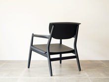 画像をギャラリービューアに読み込む, Form & Refine フォーム&リファイン アームチェア 黒 北欧デザイン ラウンジチェア 黒い椅子の背面