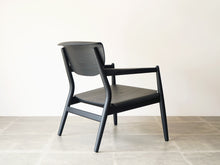 画像をギャラリービューアに読み込む, Form & Refine フォーム&リファイン アームチェア 黒 北欧デザイン ラウンジチェア 黒い椅子の背面