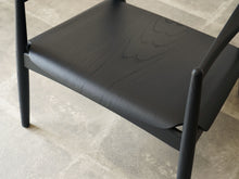 画像をギャラリービューアに読み込む, Form & Refine フォーム&リファイン アームチェア 黒 北欧デザイン ラウンジチェア 黒い椅子の座面