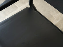 画像をギャラリービューアに読み込む, Form & Refine フォーム&リファイン アームチェア 黒 北欧デザイン ラウンジチェア 黒い椅子の座面