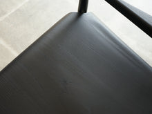 画像をギャラリービューアに読み込む, Form & Refine フォーム&リファイン アームチェア 黒 北欧デザイン ラウンジチェア 黒い椅子の座面