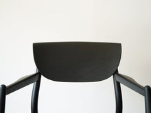 画像をギャラリービューアに読み込む, Form & Refine フォーム&リファイン アームチェア 黒 北欧デザイン ラウンジチェア 黒い椅子の背もたれ