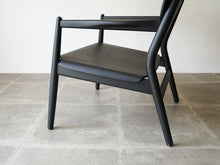 画像をギャラリービューアに読み込む, Form & Refine フォーム&リファイン アームチェア 黒 北欧デザイン ラウンジチェア 黒い椅子の側面 後ろ脚の曲線
