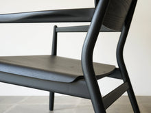 画像をギャラリービューアに読み込む, Form & Refine フォーム&リファイン アームチェア 黒 北欧デザイン ラウンジチェア 黒い椅子のフレームの曲げ