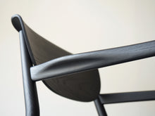 画像をギャラリービューアに読み込む, Form & Refine フォーム&リファイン アームチェア 黒 北欧デザイン ラウンジチェア 黒い椅子のアーム下から