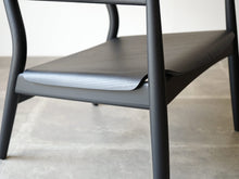 画像をギャラリービューアに読み込む, Form & Refine フォーム&リファイン アームチェア 黒 北欧デザイン ラウンジチェア 黒い椅子の側面