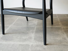 画像をギャラリービューアに読み込む, Form & Refine フォーム&リファイン アームチェア 黒 北欧デザイン ラウンジチェア 黒い椅子の脚