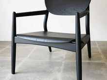 画像をギャラリービューアに読み込む, Form & Refine フォーム&リファイン アームチェア 黒 北欧デザイン ラウンジチェア 黒い椅子の座面手前