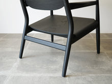 画像をギャラリービューアに読み込む, Form & Refine フォーム&リファイン アームチェア 黒 北欧デザイン ラウンジチェア 黒い椅子の後ろ脚