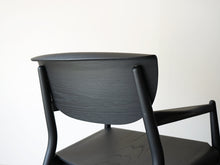 画像をギャラリービューアに読み込む, Form & Refine フォーム&リファイン アームチェア 黒 北欧デザイン ラウンジチェア 黒い椅子の背もたれ背面