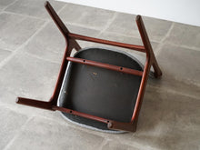 画像をギャラリービューアに読み込む, Erik Buch Model49 エリックバックのダイニングチェアの裏面 裏地に破れ