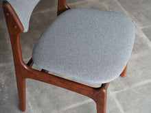 画像をギャラリービューアに読み込む, Erik Buch Model49 エリックバックのダイニングチェアの座面はグレーの布張り フレームはローズウッドとチーク