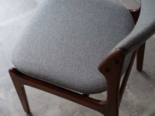 画像をギャラリービューアに読み込む, Erik Buch Model49 エリックバックのダイニングチェアの座面はグレーの布張り