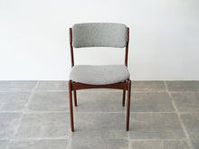 画像をギャラリービューアに読み込む, エリック・バックのダイニングチェア グレー布張り Erik Buch Model 49 Chair 北欧デザインの椅子 椅子の正面上から