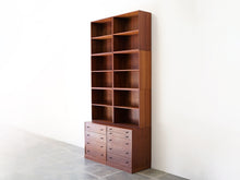 画像をギャラリービューアに読み込む, 北欧デザインのキャビネットと本棚 本棚を高く積み上げた様子