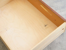 画像をギャラリービューアに読み込む, 北欧デザインのキャビネットと本棚 引き出し内部 汚れあり