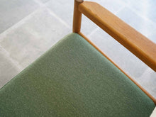 画像をギャラリービューアに読み込む, Danish Design Oak Armchair Illums Bolighus Kjellerup Vaeveri デンマークデザイン オーク材 ウール張り アームチェアの座面と肘掛け
