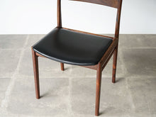 画像をギャラリービューアに読み込む, ヘンリー・ロゼングレン・ハンセン ローズウッドのダイニングチェア 黒レザー張りの椅子 Henry Rosengren Hansen Model59 北欧ビンテージチェアの座面はレザー