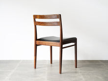 画像をギャラリービューアに読み込む, ヘンリー・ロゼングレン・ハンセン ローズウッドのダイニングチェア 黒レザー張りの椅子 Henry Rosengren Hansen Model59 北欧ビンテージチェアの背面