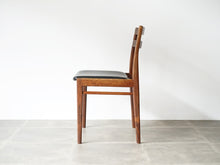 画像をギャラリービューアに読み込む, ヘンリー・ロゼングレン・ハンセン ローズウッドのダイニングチェア 黒レザー張りの椅子 Henry Rosengren Hansen Model59 北欧ビンテージチェアの側面