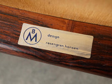 画像をギャラリービューアに読み込む, ヘンリー・ロゼングレン・ハンセン ローズウッドのダイニングチェア 黒レザー張りの椅子 Henry Rosengren Hansen Model59 北欧ビンテージチェアの裏面にシール