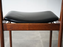 画像をギャラリービューアに読み込む, ヘンリー・ロゼングレン・ハンセン ローズウッドのダイニングチェア 黒レザー張りの椅子 Henry Rosengren Hansen Model59 北欧ビンテージチェアのフレームと座面