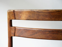 画像をギャラリービューアに読み込む, ヘンリー・ロゼングレン・ハンセン ローズウッドのダイニングチェア 黒レザー張りの椅子 Henry Rosengren Hansen Model59 北欧ビンテージチェアの背もたれ背面のデザイン