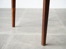 画像をギャラリービューアに読み込む, ヘンリー・ロゼングレン・ハンセン ローズウッドのダイニングチェア 黒レザー張りの椅子 Henry Rosengren Hansen Model59 北欧ビンテージチェアの脚