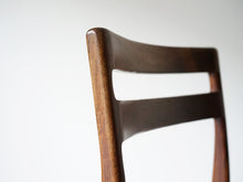 画像をギャラリービューアに読み込む, ヘンリー・ロゼングレン・ハンセン ローズウッドのダイニングチェア 黒レザー張りの椅子 Henry Rosengren Hansen Model59 北欧ビンテージチェアの背もたれ
