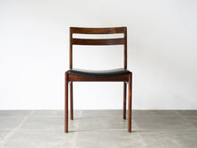 画像をギャラリービューアに読み込む, ヘンリー・ロゼングレン・ハンセン ローズウッドのダイニングチェア 黒レザー張りの椅子 Henry Rosengren Hansen Model59 北欧ビンテージチェアの正面