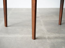 画像をギャラリービューアに読み込む, ヘンリー・ロゼングレン・ハンセン ローズウッドのダイニングチェア 黒レザー張りの椅子 Henry Rosengren Hansen Model59 北欧ビンテージチェアの足先