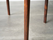 画像をギャラリービューアに読み込む, ヘンリー・ロゼングレン・ハンセン ローズウッドのダイニングチェア 黒レザー張りの椅子 Henry Rosengren Hansen Model59 北欧ビンテージチェアの脚