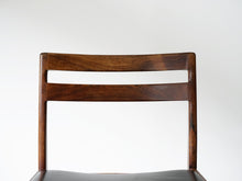 画像をギャラリービューアに読み込む, ヘンリー・ロゼングレン・ハンセン ローズウッドのダイニングチェア 黒レザー張りの椅子 Henry Rosengren Hansen Model59 北欧ビンテージチェアの背もたれ