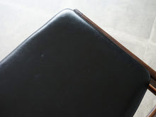 画像をギャラリービューアに読み込む, ヘンリー・ロゼングレン・ハンセン ローズウッドのダイニングチェア 黒レザー張りの椅子 Henry Rosengren Hansen Model59 北欧ビンテージチェアのレザーに傷や擦れや汚れ