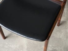 画像をギャラリービューアに読み込む, ヘンリー・ロゼングレン・ハンセン ローズウッドのダイニングチェア 黒レザー張りの椅子 Henry Rosengren Hansen Model59 北欧ビンテージチェアのレザーに傷や擦