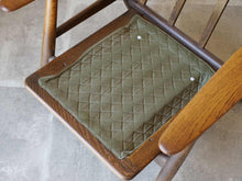 画像をギャラリービューアに読み込む, Hans J Wegner GE240 ハンスJウェグナー イージーチェア アームチェア ソファ一人用北欧 シガー ゲタマ getama ウェグナーの一人掛けソファのフレームのみの様子 座面下