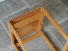 画像をギャラリービューアに読み込む, 北欧デザインの木製のミニテーブルの裏面