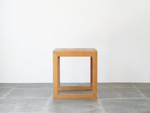 画像をギャラリービューアに読み込む, 北欧デザインの木製のミニテーブルの側面