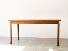 画像をギャラリービューアに読み込む, Danish cabinetmaker Desk of mahogany with three drawers