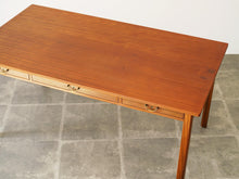 画像をギャラリービューアに読み込む, Danish cabinetmaker Desk of mahogany with three drawers